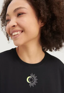 Even&Odd T-Shirt Con StampaBlack Donna T-shirt E Top EV421D25S-Q11 -Even&Odd Negozio 1b4eb1c15f1948429535780b2643ead4 scaled