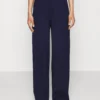 Petite Tailored Wide Leg TrouserPantaloniDark Blue Donna Pantaloni EVF21A026-K11 2 Petite Tailored Wide Leg TrouserPantaloniDark Blue Donna Pantaloni EVF21A026-K11 -Even&Odd Negozio 51ce3ce279a34474bdb440f028190d70 scaled