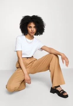 Petite Business Casual Wide Legs With Front Pleats PantaloniBeige Donna Pantaloni EVF21A027-B11 -Even&Odd Negozio 76a1b0814ce6475195d0c38eab76c036 scaled