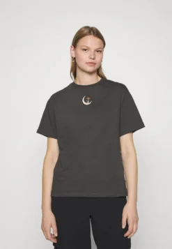 Even&Odd T-Shirt Con StampaBlack Donna T-shirt E Top EV421D26K-Q11 -Even&Odd Negozio 7751d7917d4d4b2fa89dd9471de25d0e scaled