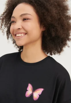 Even&Odd T-Shirt Con StampaBlack Donna T-shirt E Top EV421D25L-Q11 4 Even&Odd T-Shirt Con StampaBlack Donna T-shirt E Top EV421D25L-Q11 -Even&Odd Negozio 825b669185a841bb9a79d9e9abfcf383 scaled