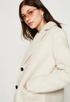 Even&Odd Cappotto CortoOff White Donna Cappotti EV421U038-A11 -Even&Odd Negozio 9b73b8ece0724ce5bfee925bb838aa8a scaled