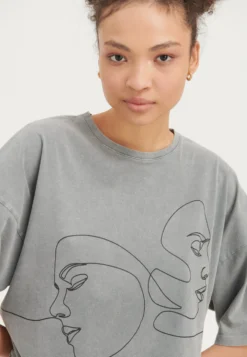 Even&Odd T-Shirt Con StampaGrey Donna T-shirt E Top EV421D25N-Q11 6 Even&Odd T-Shirt Con StampaGrey Donna T-shirt E Top EV421D25N-Q11 -Even&Odd Negozio bc5d9410d0964f7abdfc81e055f934d4 scaled